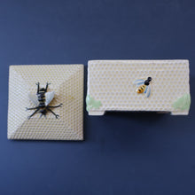 Load image into Gallery viewer, 1930s Art Deco CROWN DEVON Honey Pot or Box with Bee Finial on the Lid

