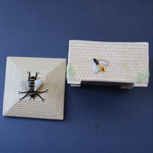 Load image into Gallery viewer, 1930s Art Deco CROWN DEVON Honey Pot or Box with Bee Finial on the Lid
