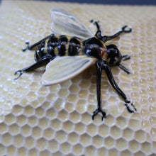 Load image into Gallery viewer, 1930s Art Deco CROWN DEVON Honey Pot or Box with Bee Finial on the Lid
