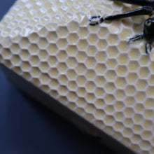 Load image into Gallery viewer, 1930s Art Deco CROWN DEVON Honey Pot or Box with Bee Finial on the Lid
