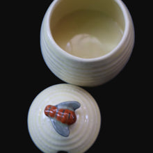 Load image into Gallery viewer, 1950s SHORTER AND SONS Set of Three Matching Miniature Beehive Honey Pots in Pastel Colours
