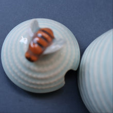 Load image into Gallery viewer, 1950s SHORTER AND SONS Set of Three Matching Miniature Beehive Honey Pots in Pastel Colours
