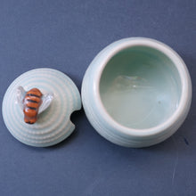 Load image into Gallery viewer, 1950s SHORTER AND SONS Set of Three Matching Miniature Beehive Honey Pots in Pastel Colours
