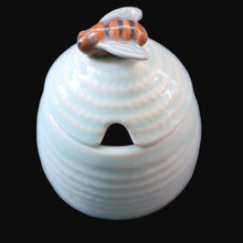 Load image into Gallery viewer, 1950s SHORTER AND SONS Set of Three Matching Miniature Beehive Honey Pots in Pastel Colours
