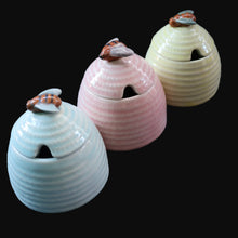 Load image into Gallery viewer, 1950s SHORTER AND SONS Set of Three Matching Miniature Beehive Honey Pots in Pastel Colours
