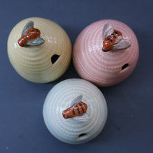 Load image into Gallery viewer, 1950s SHORTER AND SONS Set of Three Matching Miniature Beehive Honey Pots in Pastel Colours
