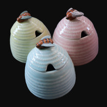 Load image into Gallery viewer, 1950s SHORTER AND SONS Set of Three Matching Miniature Beehive Honey Pots in Pastel Colours
