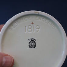 Load image into Gallery viewer, 1960s Beswick Honey Pot in the Shape of a Round Beehive
