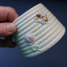 Load image into Gallery viewer, 1960s Beswick Honey Pot in the Shape of a Round Beehive
