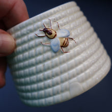 Load image into Gallery viewer, 1960s Beswick Honey Pot in the Shape of a Round Beehive
