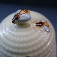 Load image into Gallery viewer, 1960s Beswick Honey Pot in the Shape of a Round Beehive
