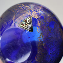 Load image into Gallery viewer, Azurene Vintage 1980s ISLE OF WIGHT Glass Royal Blue and Gold Squat Vase (with label)
