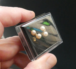 9ct Gold Stud Earrings with Twin Pearl Inclusions. Stamped 375