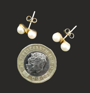 9ct Gold Stud Earrings with Twin Pearl Inclusions. Stamped 375