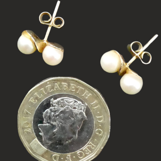9ct Gold Stud Earrings with Twin Pearl Inclusions. Stamped 375