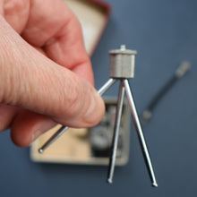 Load image into Gallery viewer, Vintage 1950s KKW "Photo Flash" Novelty Table Lighter. In the Shape of a Camera. Excellent Condition

