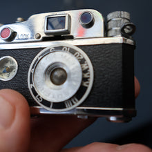 Load image into Gallery viewer, Vintage 1950s KKW "Photo Flash" Novelty Table Lighter. In the Shape of a Camera. Excellent Condition

