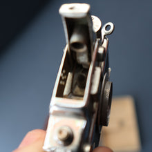 Load image into Gallery viewer, Vintage 1950s KKW "Photo Flash" Novelty Table Lighter. In the Shape of a Camera. Excellent Condition

