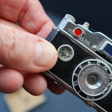 Load image into Gallery viewer, Vintage 1950s KKW "Photo Flash" Novelty Table Lighter. In the Shape of a Camera. Excellent Condition

