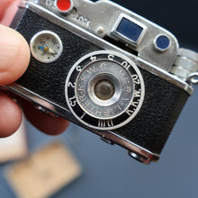 Load image into Gallery viewer, Vintage 1950s KKW "Photo Flash" Novelty Table Lighter. In the Shape of a Camera. Excellent Condition


