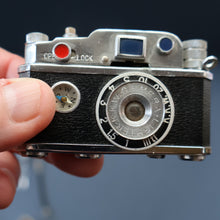 Load image into Gallery viewer, Vintage 1950s KKW "Photo Flash" Novelty Table Lighter. In the Shape of a Camera. Excellent Condition

