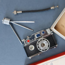 Load image into Gallery viewer, Vintage 1950s KKW "Photo Flash" Novelty Table Lighter. In the Shape of a Camera. Excellent Condition

