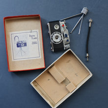 Load image into Gallery viewer, Vintage 1950s KKW "Photo Flash" Novelty Table Lighter. In the Shape of a Camera. Excellent Condition

