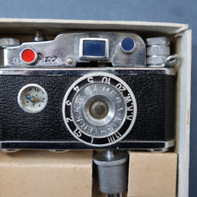 Load image into Gallery viewer, Vintage 1950s KKW "Photo Flash" Novelty Table Lighter. In the Shape of a Camera. Excellent Condition

