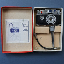 Load image into Gallery viewer, Vintage 1950s KKW "Photo Flash" Novelty Table Lighter. In the Shape of a Camera. Excellent Condition

