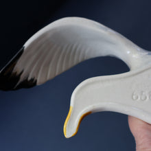 Load image into Gallery viewer, B/ Large Vintage BESWICK Seagull Wall Plaque. Model Number 658/2
