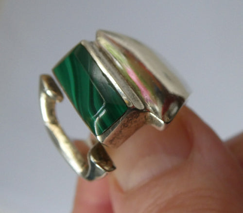Vintage Unusual Shape MEXICAN SILVER Ring with Inset Oblong Green Malachite Stone