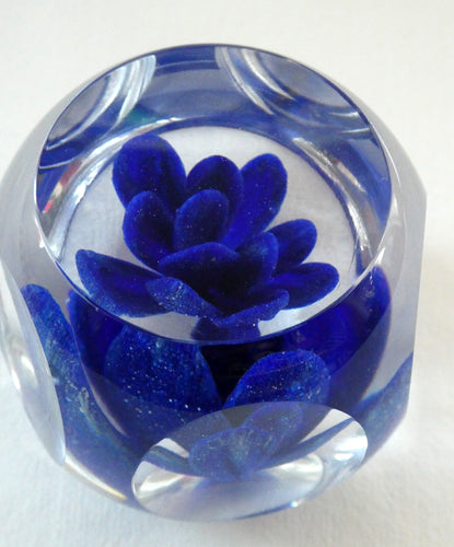  Perthshire Glass Floral Paperweight (PP133A) with Blue Flower Heads and Facets