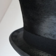 Load image into Gallery viewer, VERY LARGE Vintage TOP HAT / DRESSAGE HAT by “F. DE FRANCISCO, MADRID “.  Good Condition
