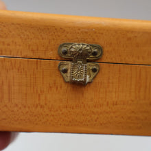 Load image into Gallery viewer, Antique 19th Century MAUCHLINE Ware Box. View of Windsor Castle on the Lid
