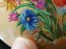 Load image into Gallery viewer, Vintage 1950s POWDER COMPACT with Bouquet of Wild Flowers. Design by STRATTON
