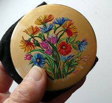 Load image into Gallery viewer, Vintage 1950s POWDER COMPACT with Bouquet of Wild Flowers. Design by STRATTON
