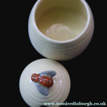 Load image into Gallery viewer, 1950s SHORTER AND SONS Set of Three Matching Miniature Beehive Honey Pots in Pastel Colours
