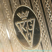 Load image into Gallery viewer, Pretty 1950s Novelty KIGU Vintage Powder Compact in the Shape of a Handbag or Wee Case. PRISTINE
