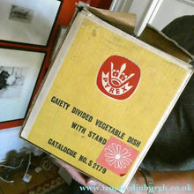 Load image into Gallery viewer, Pyrex Casserole Dish and Stand Pink Daisy 1950s Original Box
