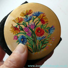 Load image into Gallery viewer, Vintage 1950s POWDER COMPACT with Bouquet of Wild Flowers. Design by STRATTON

