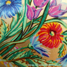 Load image into Gallery viewer, Vintage 1950s POWDER COMPACT with Bouquet of Wild Flowers. Design by STRATTON
