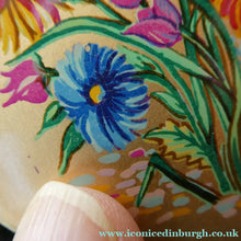 Load image into Gallery viewer, Vintage 1950s POWDER COMPACT with Bouquet of Wild Flowers. Design by STRATTON
