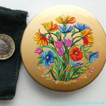 Load image into Gallery viewer, Vintage 1950s POWDER COMPACT with Bouquet of Wild Flowers. Design by STRATTON
