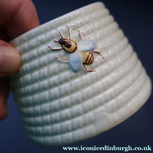 Load image into Gallery viewer, 1960s Beswick Honey Pot in the Shape of a Round Beehive
