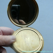 Load image into Gallery viewer, Vintage 1960s Powder Compact. Famous London Tourist Sites . Marked Kigu
