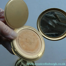 Load image into Gallery viewer, Vintage 1960s Powder Compact. Famous London Tourist Sites . Marked Kigu
