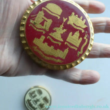 Load image into Gallery viewer, Vintage 1960s Powder Compact. Famous London Tourist Sites . Marked Kigu
