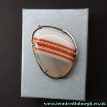 Load image into Gallery viewer, Vintage 1960s Scottish Polished Agate Brooch with Fine 925 Silver Surround
