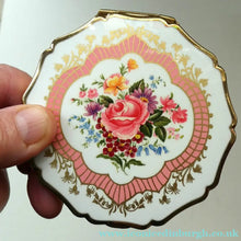 Load image into Gallery viewer, Vintage 1960s POWDER COMPACT with White Enamel Lid and Pink Roses Image. Design by STRATTON
