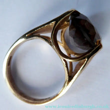 Load image into Gallery viewer, vintage 1970s 9ct gold Ring with Quartz Stone
